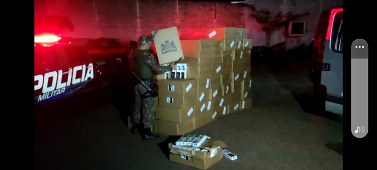 Polícia Militar Ambiental de Mundo Novo apreende Micro-ônibus carregado com 7500 pacotes de cigarros contrabandeados