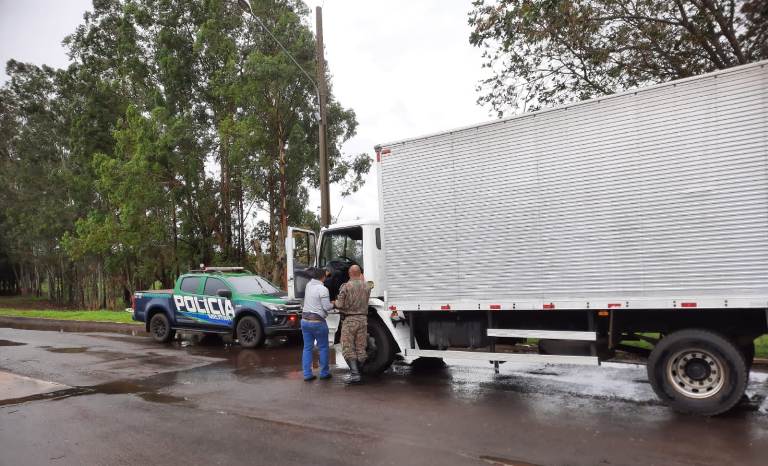 Polícia Militar Ambiental de Naviraí recupera caminhão baú de mudança roubado que seguia para o Paraguai