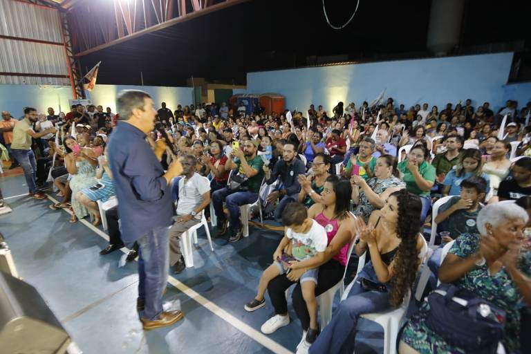 Em Campo Grande, Eduardo Riedel conversa com moradores nos bairros