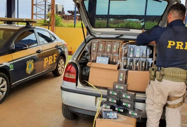 Após fuga de indivíduo, PRF localiza contrabando milionário de cigarro