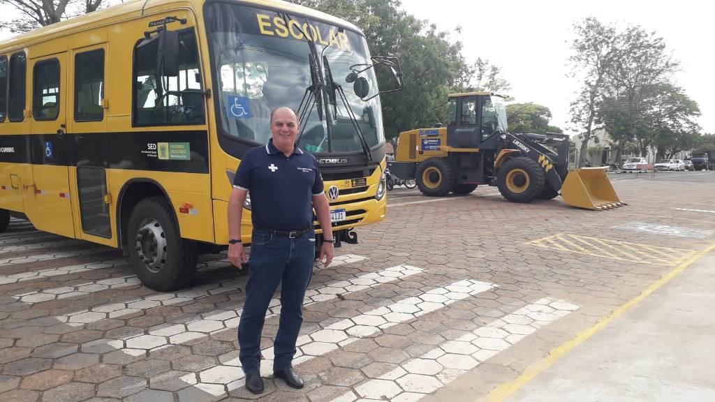 Caracol: Prefeito Neco entrega Pá-carregadeira e Ônibus para o município