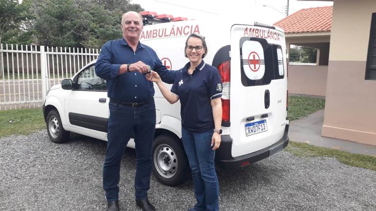 Prefeito Neco entrega nova ambulância para a saúde do município
