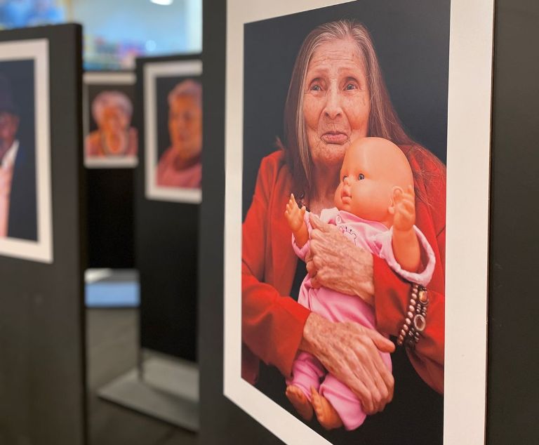 Exposição fotográfica retrata o amor e cuidado com idosos da capital