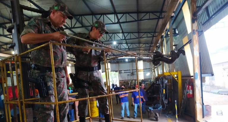 Polícia Militar Ambiental de Aparecida do Taboado captura jiboia de mais de dois metros no teto de empresa de ferragens galvanizadas
