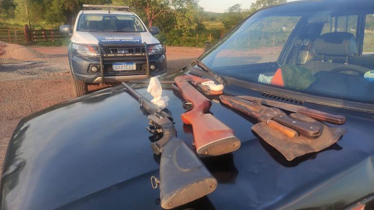 Polícia Militar Ambiental de Porto Murtinho prende dois caçadores, apreende duas armas e munições de caça e facas em veículo e frustra caçada ilegal