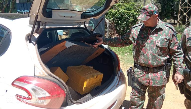PMA e Força Verde do Paraná prendem pedagoga gaúcha com 93,5 kg de maconha em veículo roubado no Rio Grande do Sul