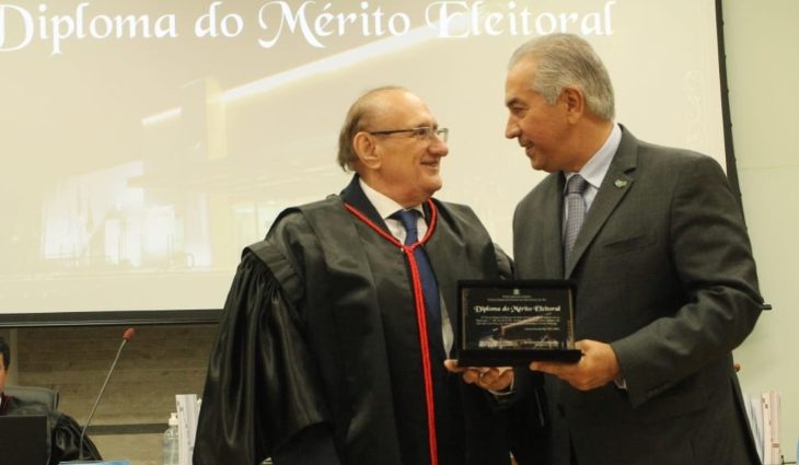 Reinaldo Azambuja recebe maior honraria da Justiça Eleitoral de Mato Grosso do Sul