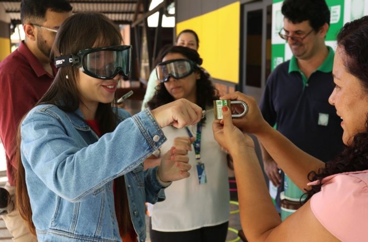 Ação educativa usa óculos simulador de embriaguez para conscientizar que álcool e direção não combinam