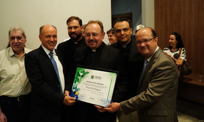 Barbosinha homenageia Padre Micael com entrega de Título de Cidadão sul-mato-grossense