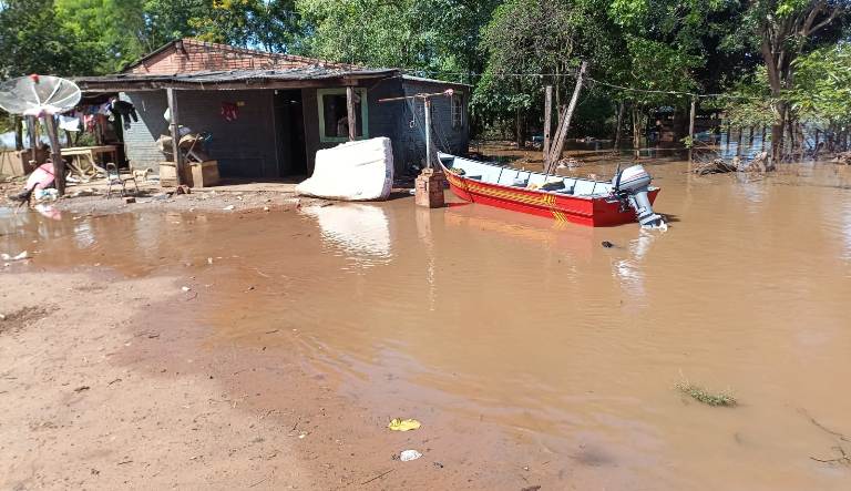 Corpo de Bombeiros Militar em Bela Vista resgata família ilhada no Rio Apa