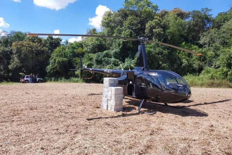 Polícia intercepta helicóptero vindo do Paraguai com mais de 300 kg de cocaína