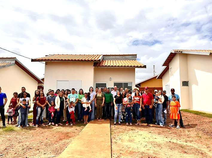 Nos 59 anos de Antônio João, Governo reforça parceria e entrega 20 casas populares