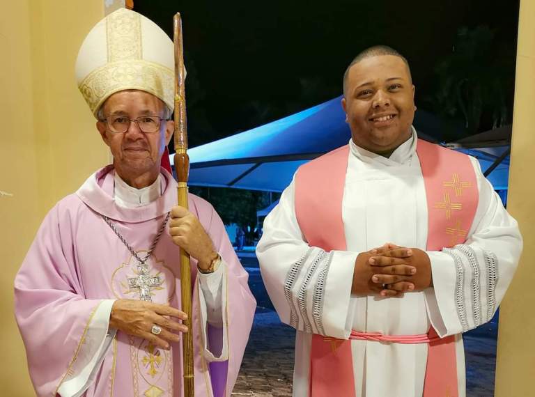 Vereadores Assis e Rodrigo Arruda apresentam Moção de Aplausos ao Padre Gabriel Silva Romeiro