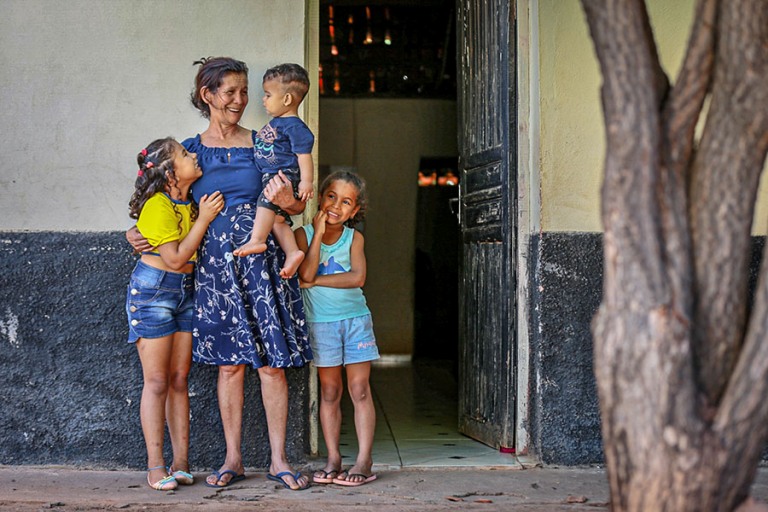 Novo Bolsa Família, com R$ 150 extra para crianças, começa a ser pago