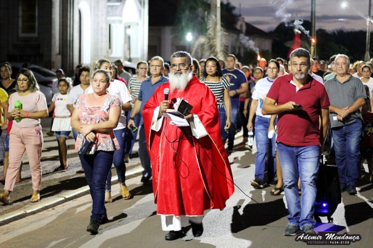 Centenas de pessoas participam da Via Sacra e Procissão do Cristo Morto em Bela Vista