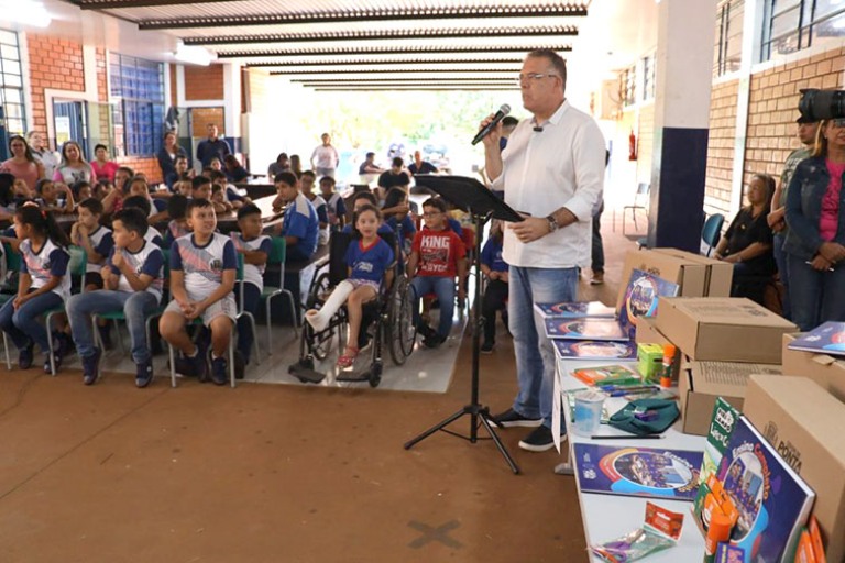 Prefeito Eduardo Campos entrega uniformes com tênis e kits de materiais escolares
