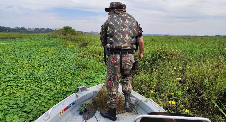 PMA autua dois paranaenses em R$ 2 mil por pesca ilegal no rio Paraná e apreende barco, motor e petrechos ilegais de pesca