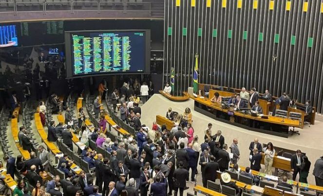 Câmara aprova projeto do Marco Temporal das Terras indígenas e impõe derrota ao governo Lula