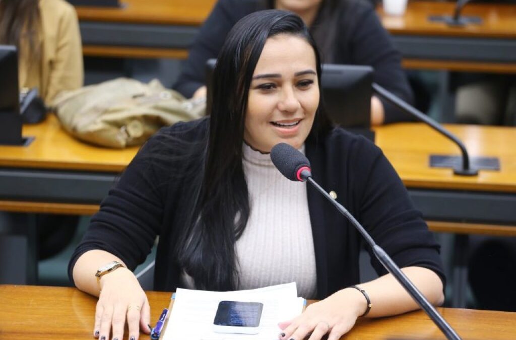 Comissão aprova projeto que isenta idoso de taxa para renovar carteira de motorista