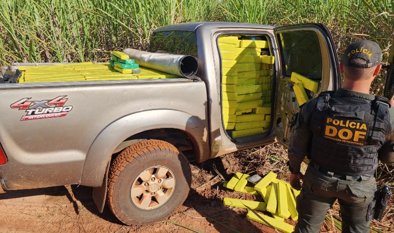 Hilux com placas falsas e carregada com mais de duas toneladas de maconha é apreendida pelo DOF em Itaquiraí