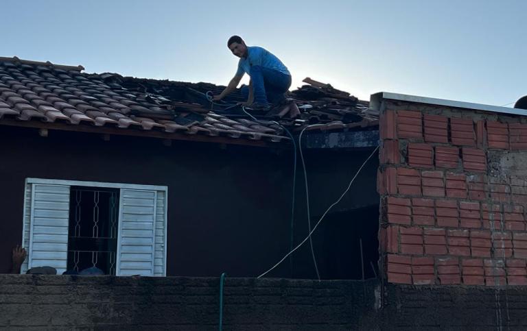 Casa pega fogo em Caracol e vizinhos ajudam controlar incêndio