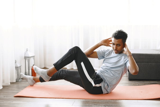 Professor explica os benefícios de se exercitar no inverno e dá dicas de exercícios para fazer dentro de casa
