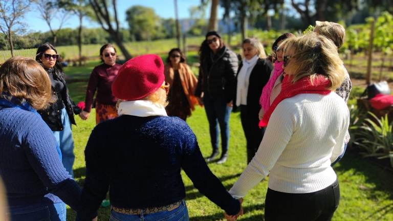 Com terapia regada a vinho e natureza, mulheres se reúnem por um Feminino Próspero