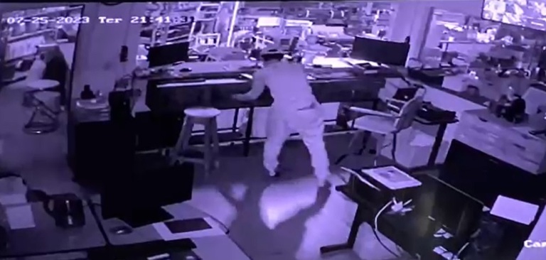 Vídeo: câmera flagra ladrão invadindo loja de material de construção em Bela Vista