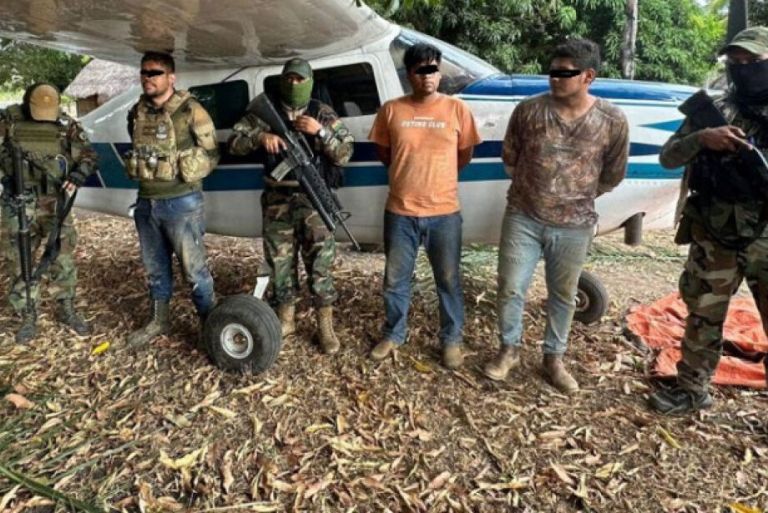 Polícia prende brasileiro com colete cheio de granadas e apreende avião carregado de cocaína