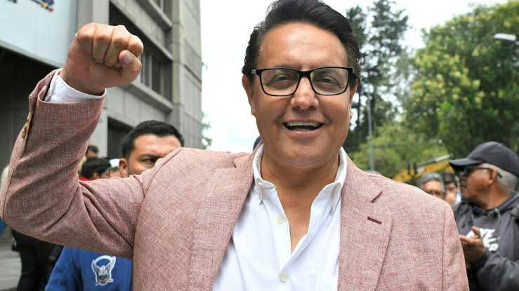 Candidato à presidência do Equador é assassinado com três tiros