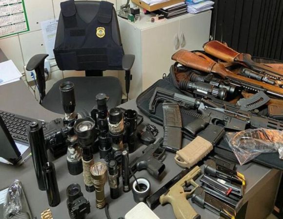 Empresário denunciado por estupro virtual guardava arsenal de armas em Jardim