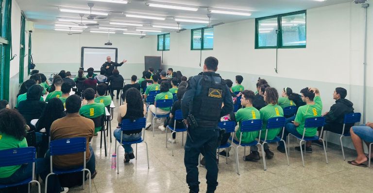 Policiais do DOF e do 14º BPMRv conversam com estudantes sobre a profissão Militar