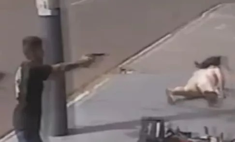 Filho salva mãe de tiro enquanto dupla rouba moto