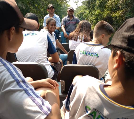 Estudantes de Caracol conhecem Recanto Ecológico Rio da Prata em Bonito