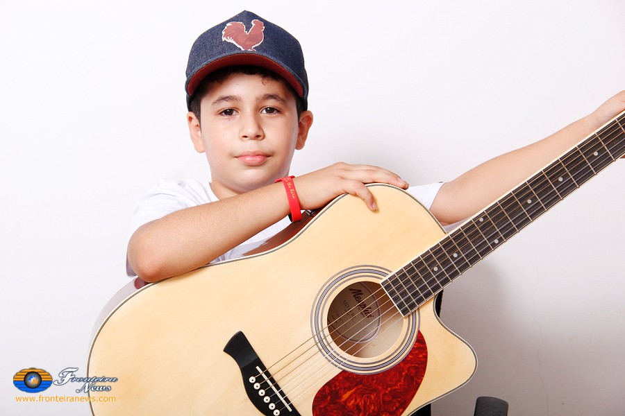 Em Bela Vista, Hécttor menino de 9 anos se destaca pelo potencial vocal