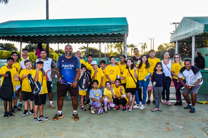Ação durante torneio de tênis arrecada doações de materiais esportivos para incentivar atividade física de crianças e adolescentes