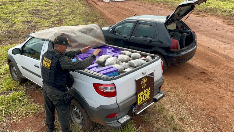 Veículo roubado é apreendido com mais de 800 kg de droga e “batedor” acaba preso