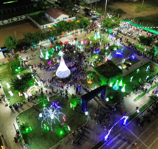Abertura do Natal de Luzes de Caracol reuniu população em massa na Praça 1° de Maio