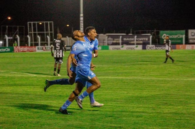 Jogador sabe de morte do pai, pede para jogar e faz gol com 1 minuto em campo