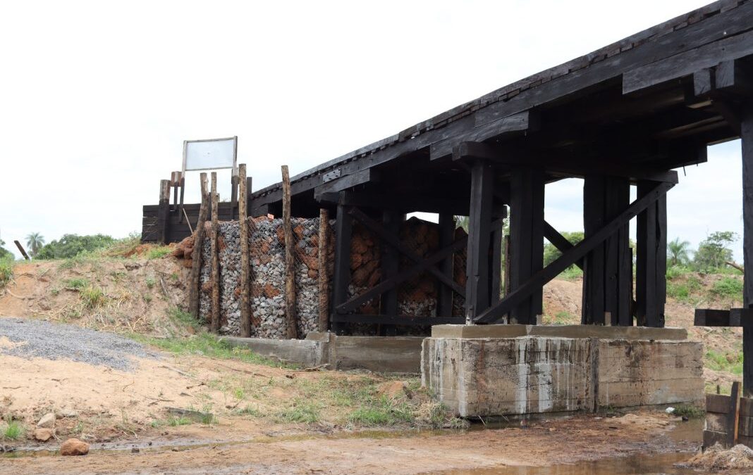 Produtores rurais e Prefeitura de Caracol reconstroem ponte sobre o córrego Santa Maria