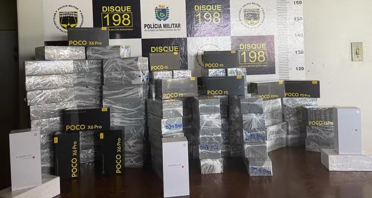 Idoso é flagrado com 100 celulares contrabandeados do Paraguai no assoalho de carro