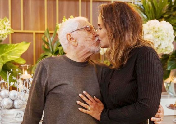 Carlos Alberto de Nóbrega comemora 88 anos em grande estilo e ganha beijão da esposa