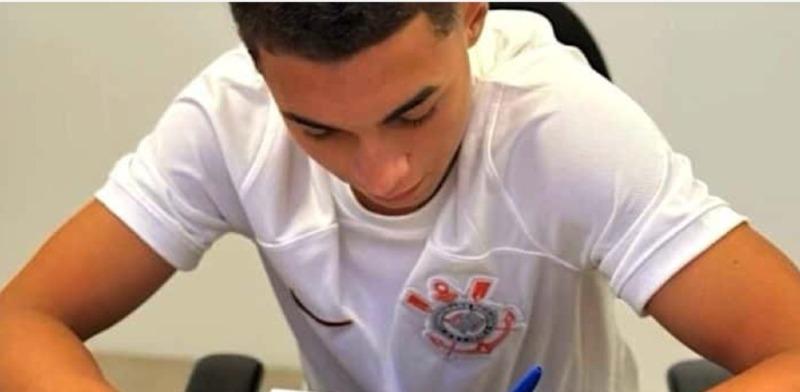 Mato-grossense de 15 anos assina contrato para jogar no Corinthians