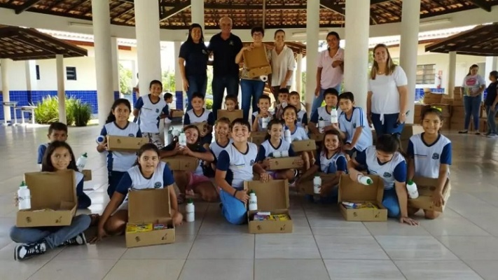 Novos kits escolares são recebidos com euforia e gratidão por estudantes da rede municipal de Caracol