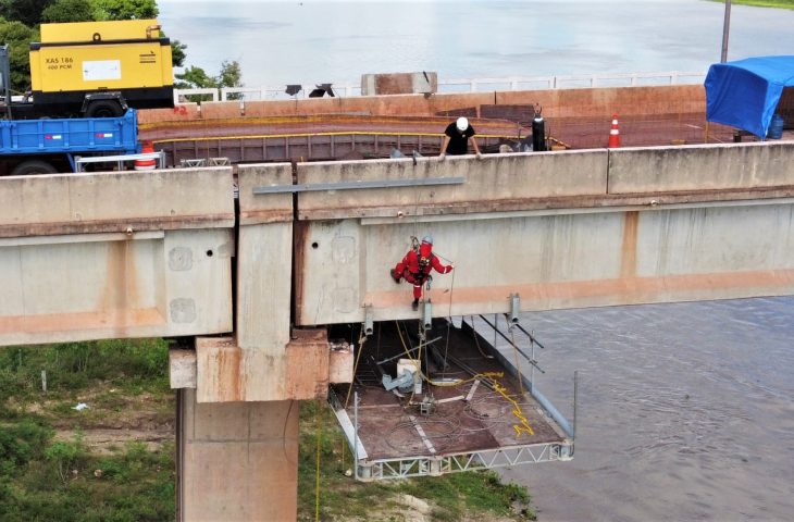 Com estrutura de última geração e apoio de alpinistas, avançam reparos da ponte sobre o rio Paraguai