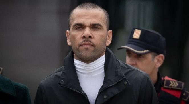 Daniel Alves se pronuncia pela primeira vez após deixar prisão na Espanha