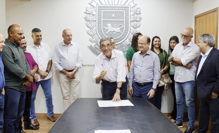 Nelson Cintra assina convênio com governo e garante asfalto para dois bairros de Murtinho