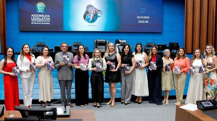 Prefeito Nelson Cintra prestigia lançamento de livro com participação de mulheres de Porto Murtinho