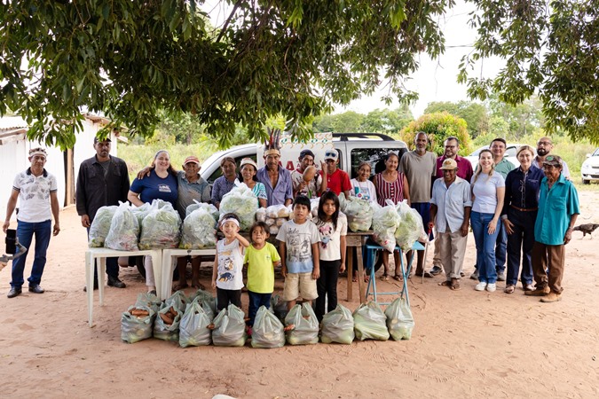 Primeira-dama do Município e autoridades municipais entregam alimentos às famílias indígenas do Laranjal pelo PAA