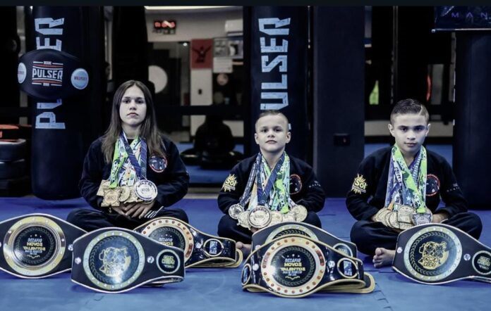 Pai e filhos de Ponta Porã da Rhino Thay Team foram destaque no Jiu Jitsu em 2024